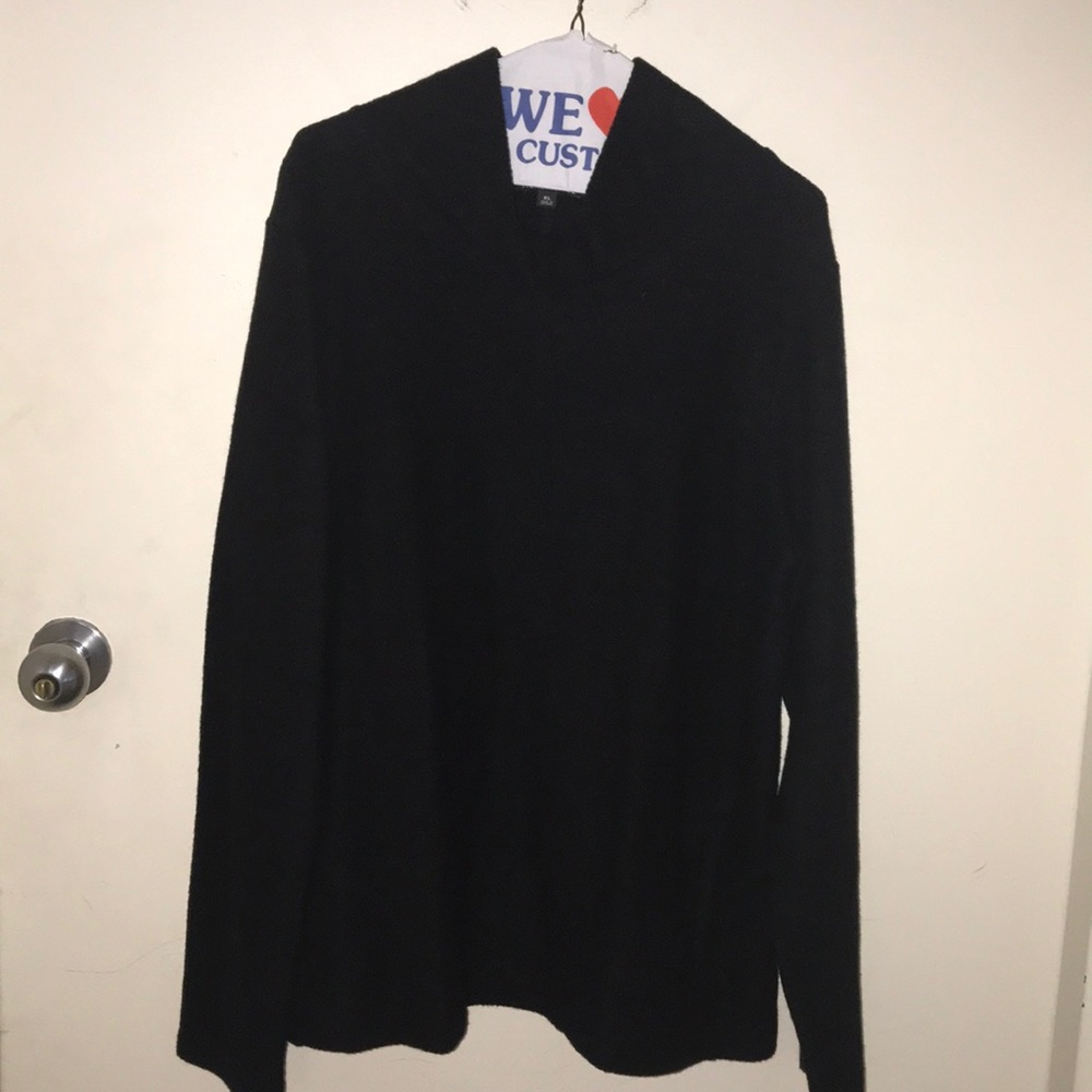 Women’s black sweater tunic with side pockets